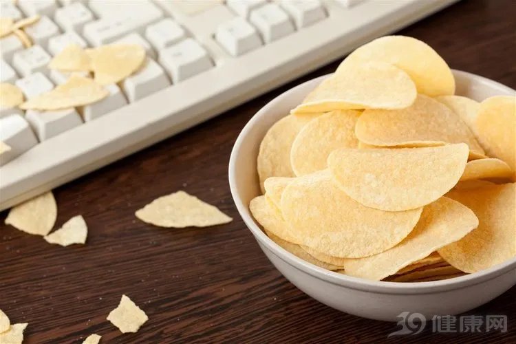 港消委:薯片等70款零食检出致癌物,危害多大?世卫组织提醒了