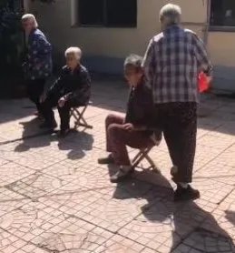 对于白发奶奶步履蹒跚玩丢手绢,网友是如何评价的?