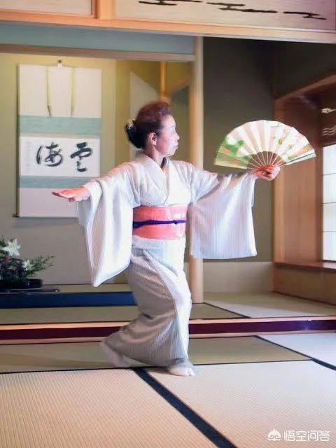 为什么有人觉得日本人跳舞手势很多?