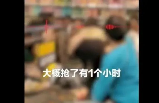 超市促销大妈爬上货架哄抢 网友:看起来并不需要让座啊
