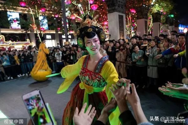 大唐不夜城的不倒翁如此火的原因是什么?