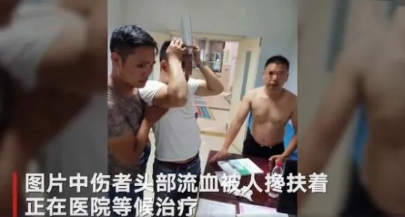 湖北一男子头插菜刀在医院等候治疗 宛如电影场景！