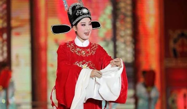 有一首歌曲里唱的好像有黄梅戏女驸马那段叫什么歌？