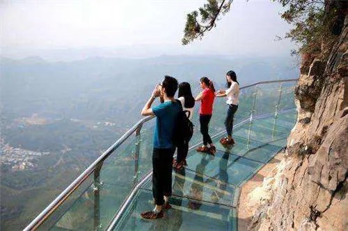 玻璃栈道碎裂特效太真 连男导游都吓哭、吓趴了!