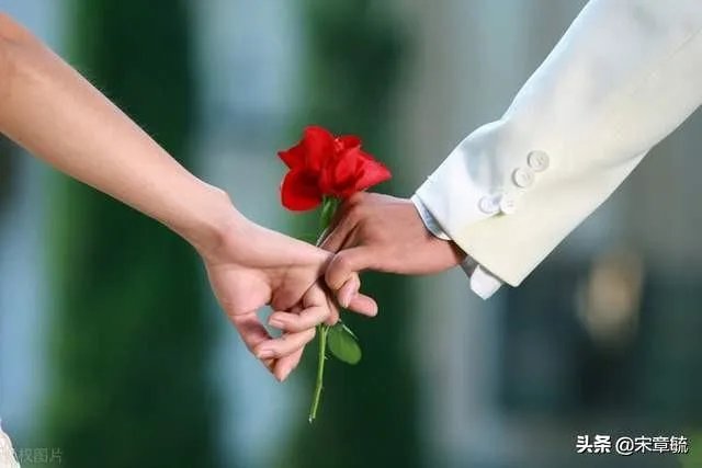 遇到心仪的男生不主动，错过了会不会很后悔，应不应该要联系方式？