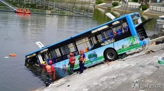 贵州公交车坠胡事件中，司机有没有责任？