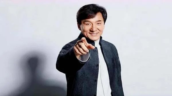 成龙疑似腰伤复发,走路一瘸一拐需要人搀扶,他是否留下了职业病?