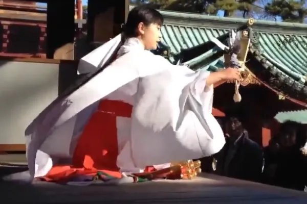 日本空姐被派去神社当巫女,为何网友质疑,是对巫女的不尊重?