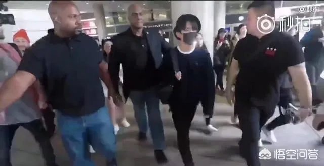 易烊千玺参加格莱美颁奖盛典,作为队长的王俊凯和主唱之一的王源为什么不参加?