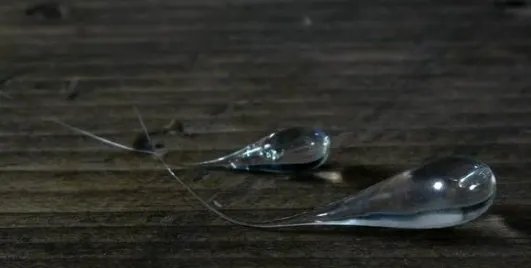 子弹都打不碎的“鲁珀特之泪”为何一捏尾部就碎了？
