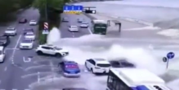 钱塘江潮水冲上路面冲跑车辆是怎么回事?