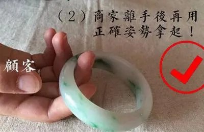 女子摔碎30万翡翠手镯吓晕 如何正确试戴翡翠手镯