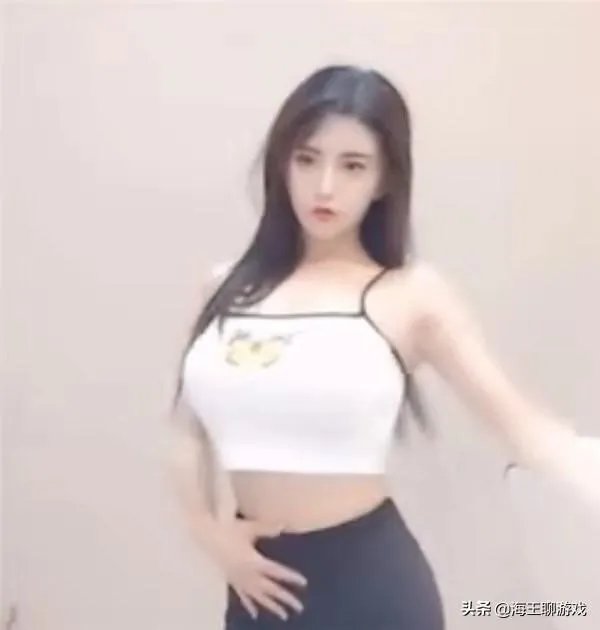 虎牙古阿扎直播肩带掉落，是”事故“，还是有意为之？弹幕满屏问号，对此你怎么看？