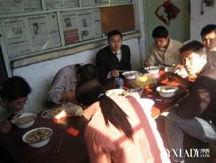 见女网友被陷传销交友不慎被关小黑屋暴打
