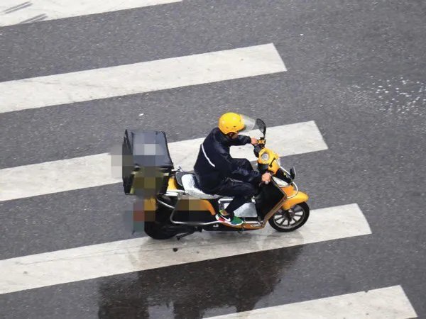 因吃了一份送错的外卖,女子家门被泼红漆,网友评价不一你站谁?