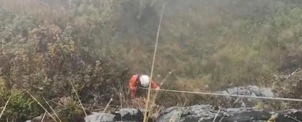 峨眉山蜘蛛侠90度崖壁捡垃圾