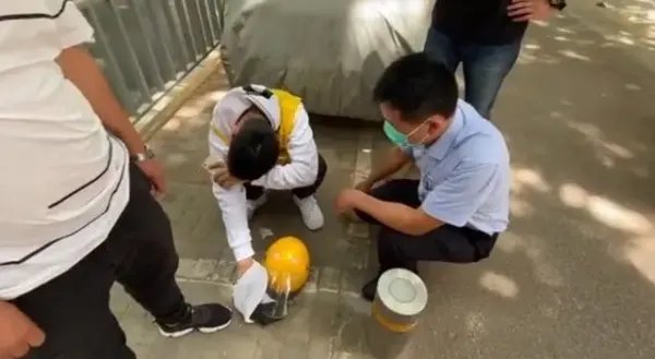 廊坊外卖小哥因无力挽救患病妻女被急哭,现代人的生存压力有多大?