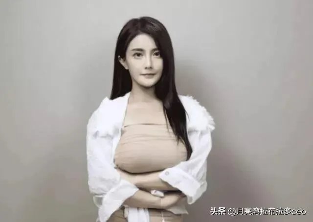 虎牙古阿扎直播肩带掉落，是”事故“，还是有意为之？弹幕满屏问号，对此你怎么看？