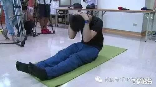 仰卧起坐或致瘫?没那么可怕,但最好别用“抱头式”