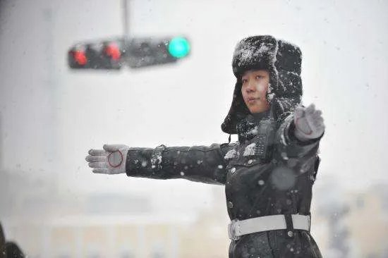大雪中被冻成雪雕交警是个帅小伙,你觉得这样的交警帅不帅?