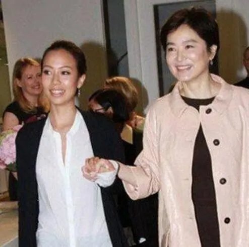林青霞荣升外婆全家照流出 继女近日生下混血宝宝