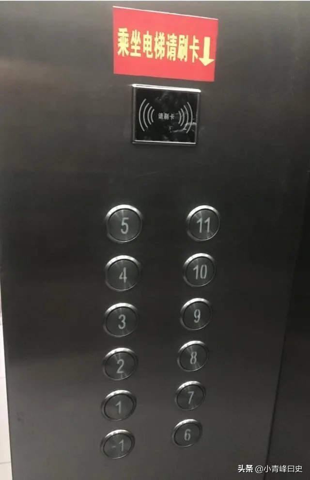济南一小区乘电梯按次收费,每次5分钱,物业费白交,你怎么看?