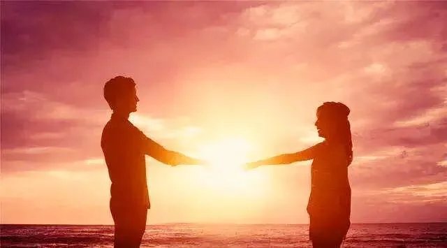 “女人要懂:爱一个人别急着付出,先看看那个人值不值得”怎么看?