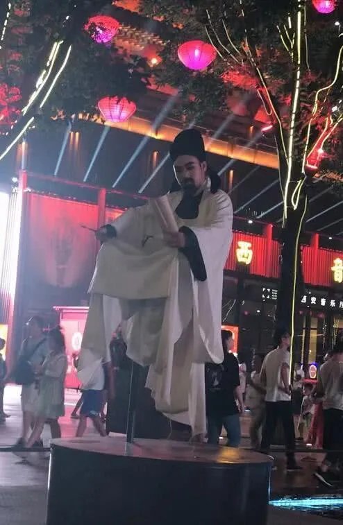 大唐不夜城的不倒翁如此火的原因是什么?