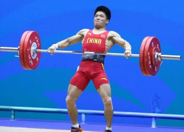 举重远动员李发彬建议全民健身,此举的原因是什么?