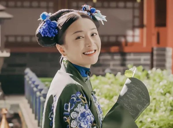 秦岚晒照庆祝42岁生日,照片中她的皮肤状态如何?
