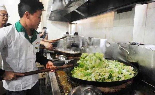 学校食堂员工用脚洗菜,校方辞退该员工,为何网友对于这一处罚不认可?