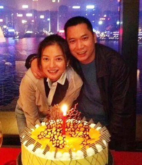 赵薇露面略显憔悴,网传她离婚是真的吗?