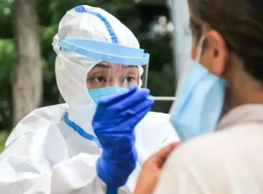 引发扬州疫情的“毛老太案”被批捕，此案件起到了怎样的警示作用？