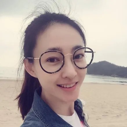 王丽坤捂脸卖萌引热议 网友表示她4点起看的不是剧本是气质