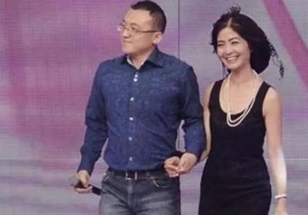 5年前《非诚勿扰》上,51岁吴愤奋被34岁小伙带走,如今怎样了?