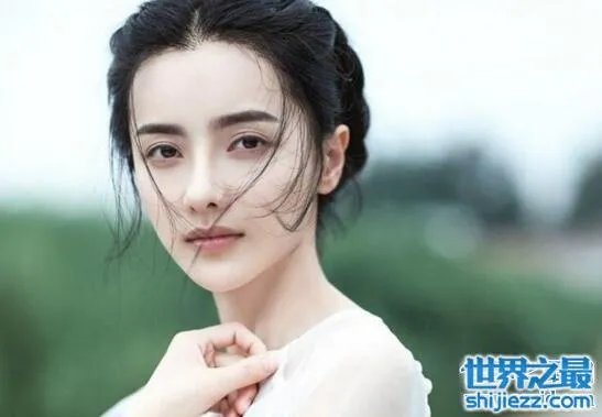 张芷溪整容前后对比照片，面部整容疤痕清晰可见 