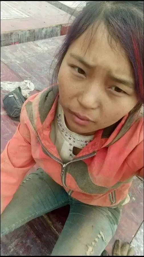 这位20岁工地女孩自拍,震惊了所有男人!!