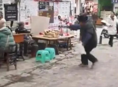 老人斗舞式文骂怎么回事 现场画面曝光实在是可爱了