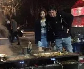 有哪些明星接地气不修边幅吃路边摊被抓包？