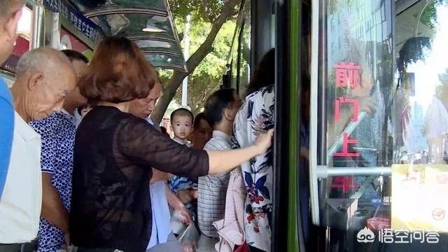 大妈错过车拦公交12分钟,早高峰该不该禁用老年公交卡?