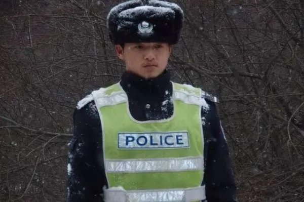 大雪中被冻成雪雕交警是个帅小伙，你觉得这样的交警帅不帅？