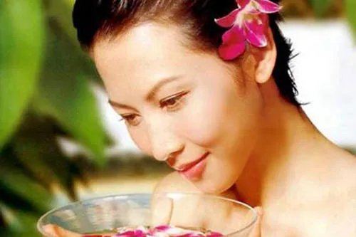 蔡少芬回忆与梁朝伟拍吻戏,她丈夫作何反应?