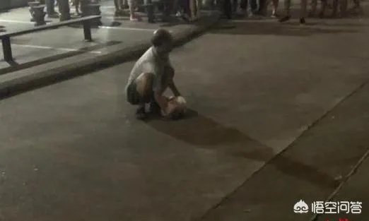 四川一岁幼童被生父扔下六楼死亡,据说是因为孩子生父被父母指责没用,这事你怎么看?
