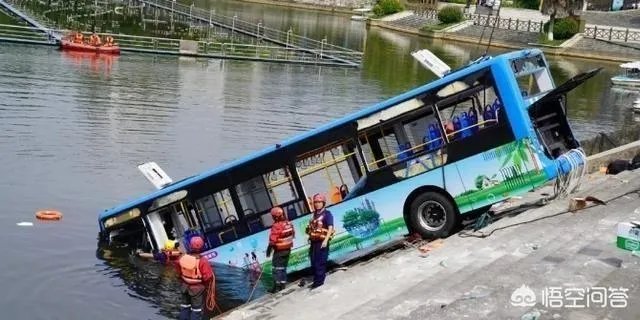 安顺公交车坠湖，你怎么看？