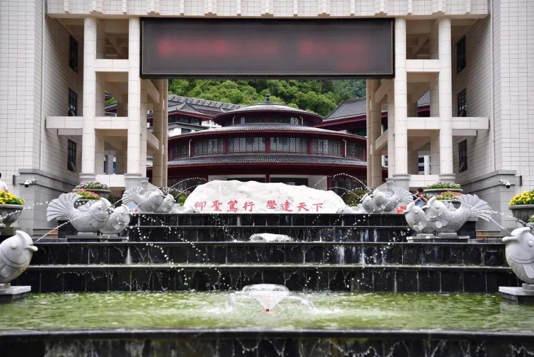 镇安7.1亿豪华中学学生发声,这中学建的到底有何意义?