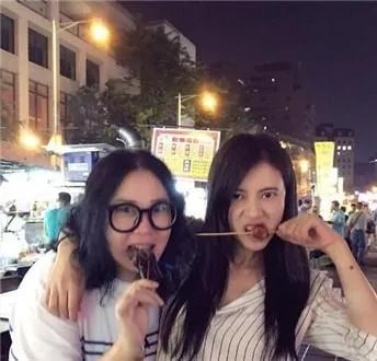 有哪些明星接地气不修边幅吃路边摊被抓包？