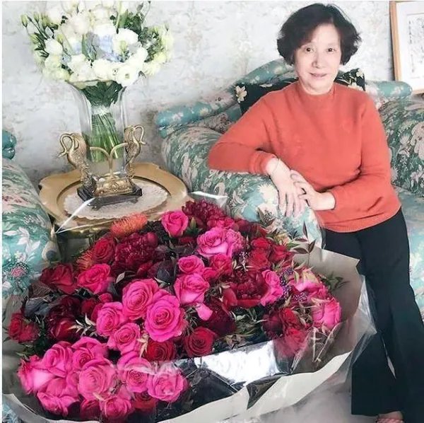 赵薇露面略显憔悴,网传她离婚是真的吗?
