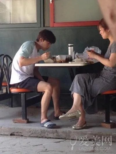 有哪些明星接地气不修边幅吃路边摊被抓包？