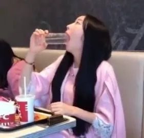 郑恺涂口红吃东西，为何引起很大的争论？
