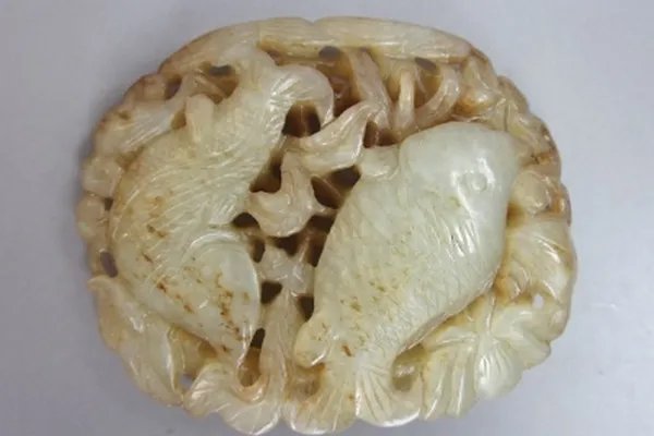 在古代的楼兰古城遗址中发现的双鱼玉佩,竟有“镜像复制”功能?